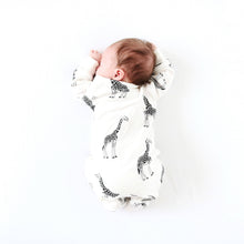 Load image into Gallery viewer, UNISEX BABY COTTON SLEEPSUIT - GIRAFFE PRINT