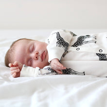 Load image into Gallery viewer, UNISEX BABY COTTON SLEEPSUIT - GIRAFFE PRINT